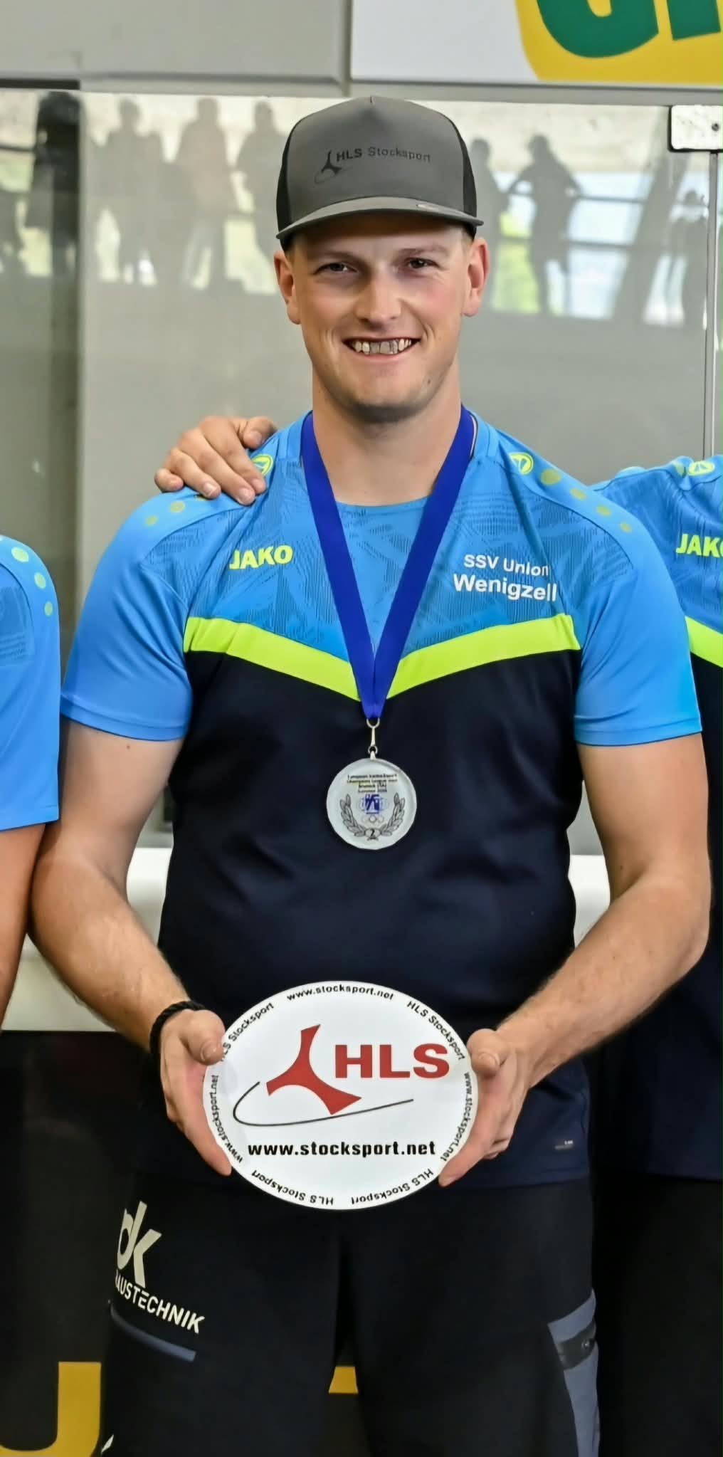 Patrick Maierhofer im Trikot von SSV Union Wenigzell mit Silbermedaille und HLS-Scheibe